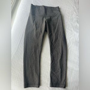 GREY CROPPED LULULEMON LEGGINGS - size 6 , like new